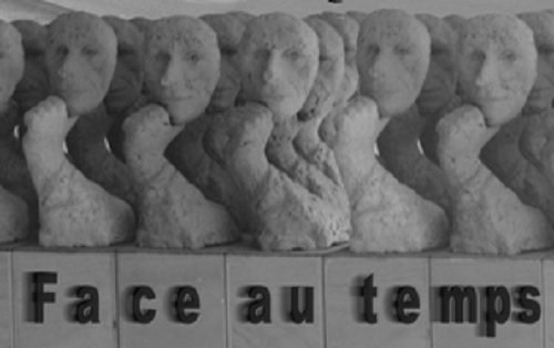 Une multitude de visages sculptés dans la pierre. Sous les visage, on lit "Face au temps".