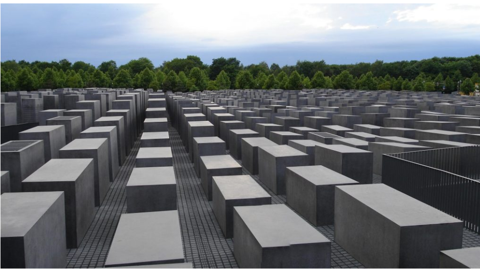 Plusieurs grands parallélépipèdes en béton.