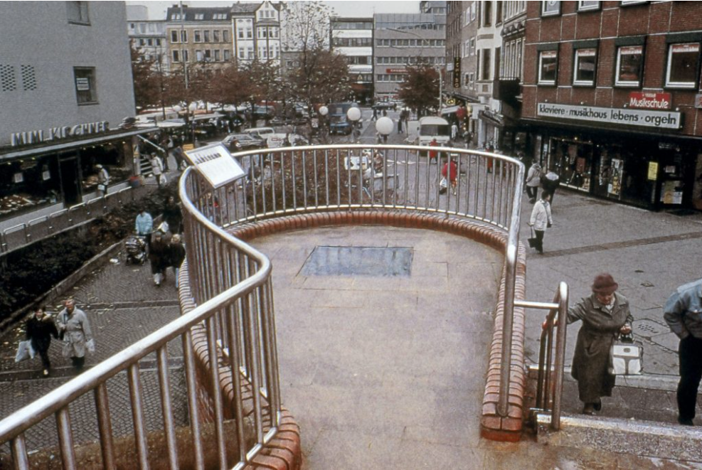 terrase en fonction de monument avec un escalier à la droite