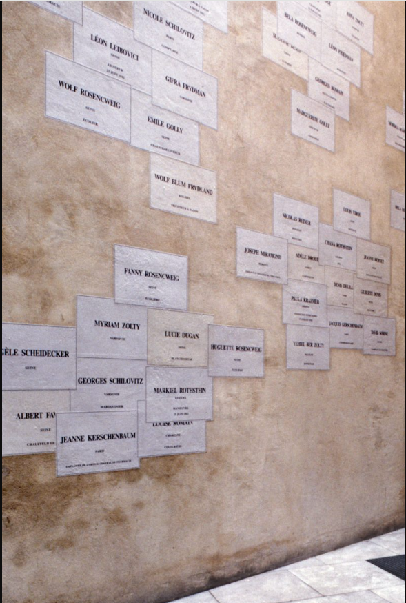 Mur ocre avec des pierres tombales blanches