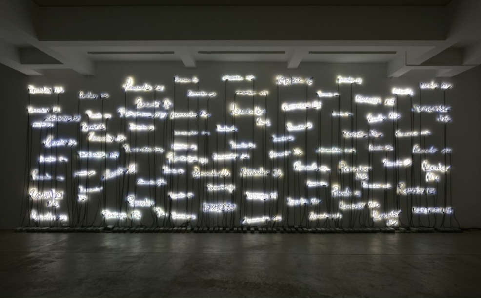 Exposition lumineuse : des LED répètent l'inscription "remember me".