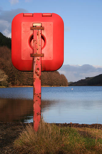 objet rouge, sur poteau, devant lac