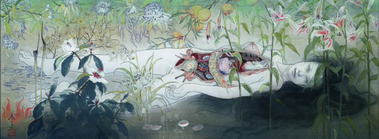 Jeune femme au teint pâle étendue au milieu de fleurs colorées et dont le ventre et la poitrine ouverts laissent voir ses entrailles aux organes dont les formes et les couleurs rappellent celles des fleurs