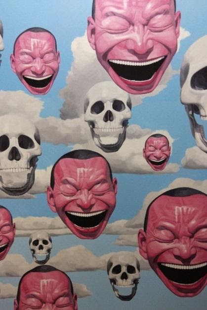 Visages rouges et rieurs et têtes de squelette sur fond de ciel bleu et de quelques nuages