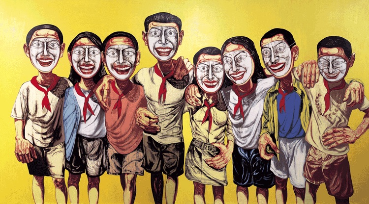 Groupe de huit personnes côte à côte, se tenant par les épaules, un foulard rouge noué autour du cou et portant chacun un masque caricatural de visage souriant