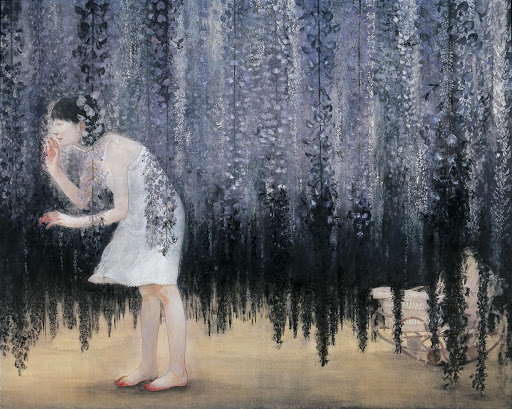 Une jeune fille, sur l’extrême gauche du tableau qui regarde à travers la glycine quelque chose que le spectateur ne peut pas voir. Ses mains sont couvertes de sang et un sourire timide se dessine sur son visage.