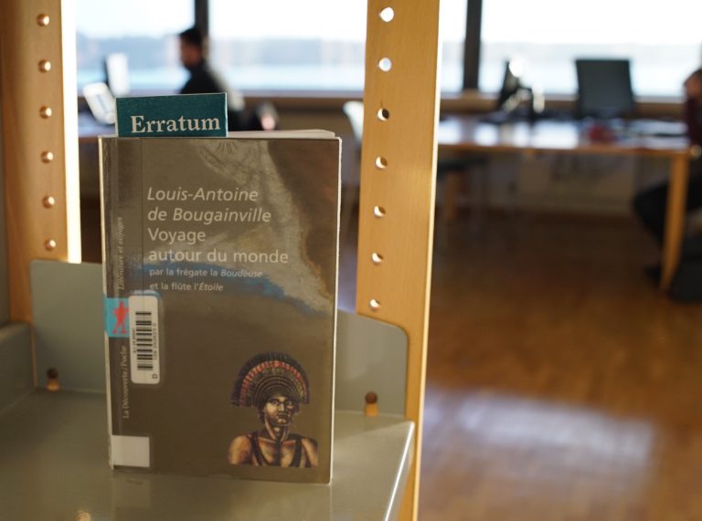 Voyage autour du monde de Louis-Antoine de Bougainville, photographié dans une étagère à la bibliothèque.