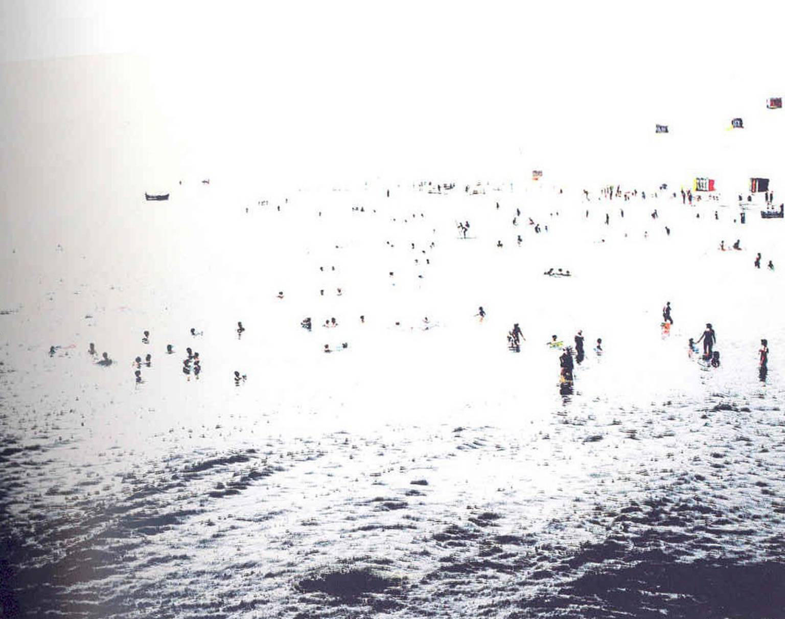 Plusieurs personnes se baignent dans la mer. Les personnages sont stylisés et représentés de manière presque abstraite.