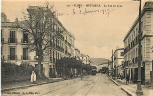 Albert Camus enfant et son oncle Étienne Sintès (debout, derrière lui) dans l’atelier de la tonnellerie Liuzzi et Spinelli à Belcourt