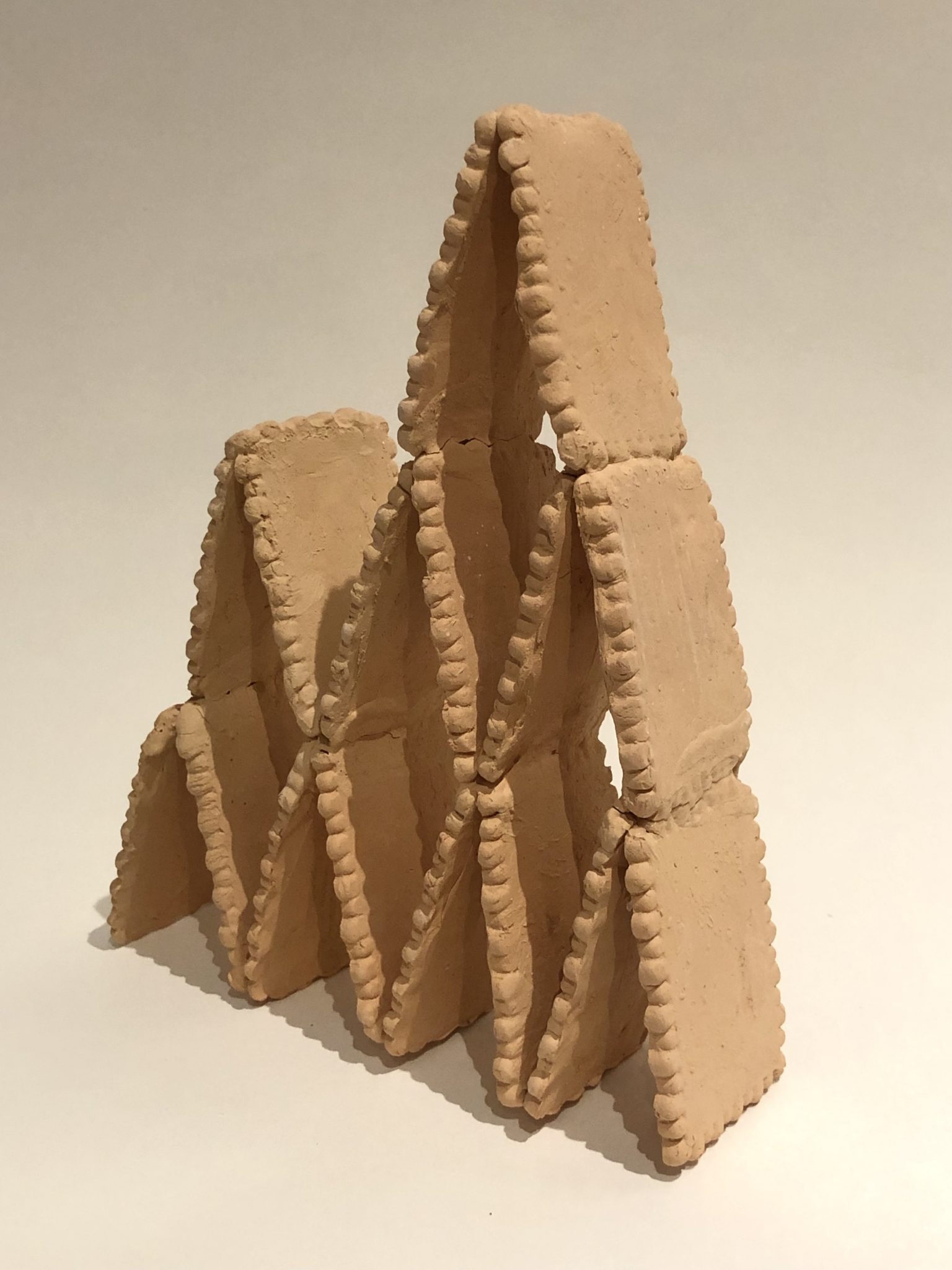 Sculpture représentant une structure faite de biscuits disposés à la manière d'un château de cartes